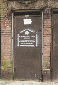 605903 Afbeelding van een deur in een slooppand in de omgeving van de Alberdingk Thijmstraat te Utrecht, met de tekst ...